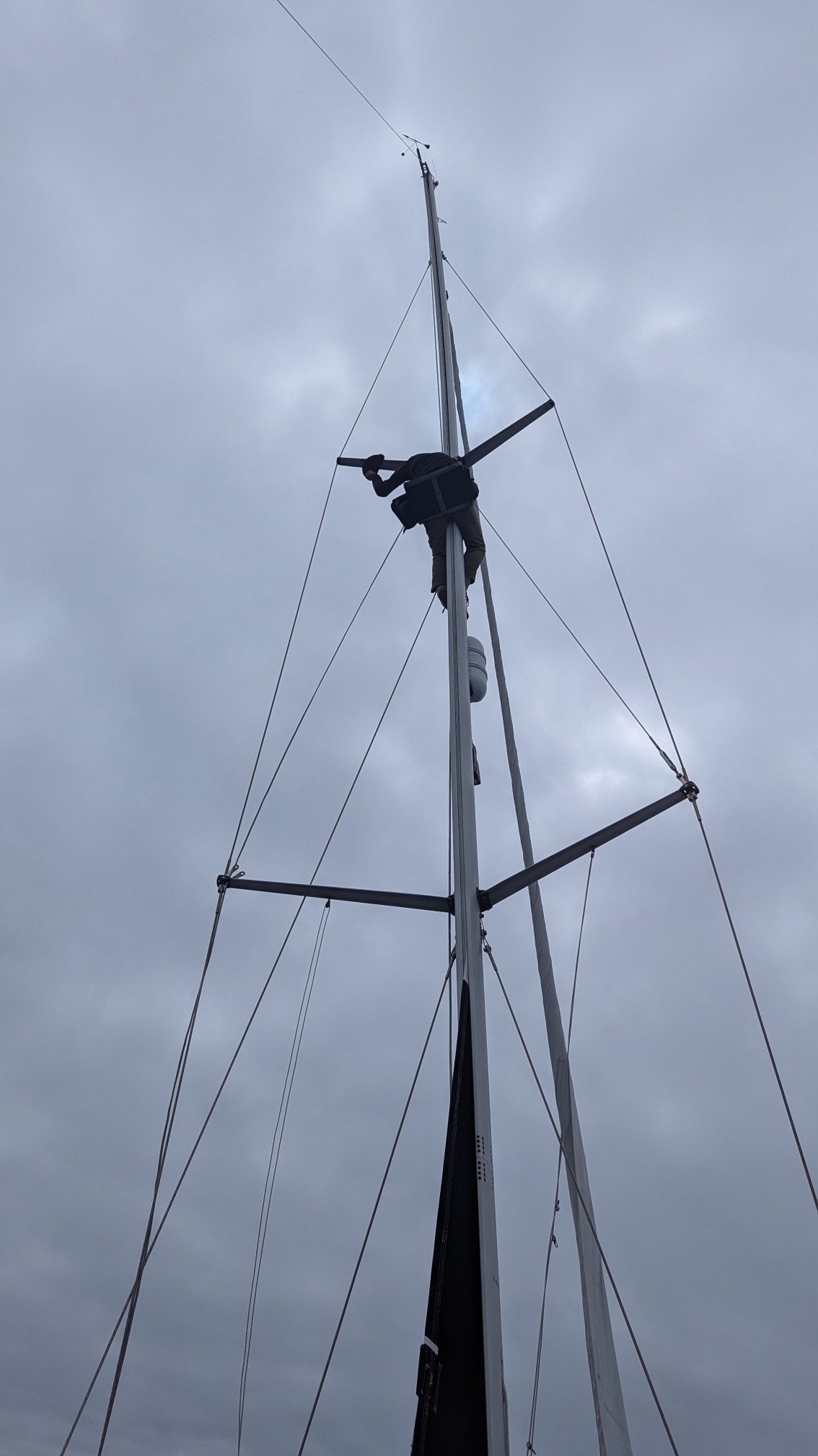 Tae aloft securing the temporary stay.